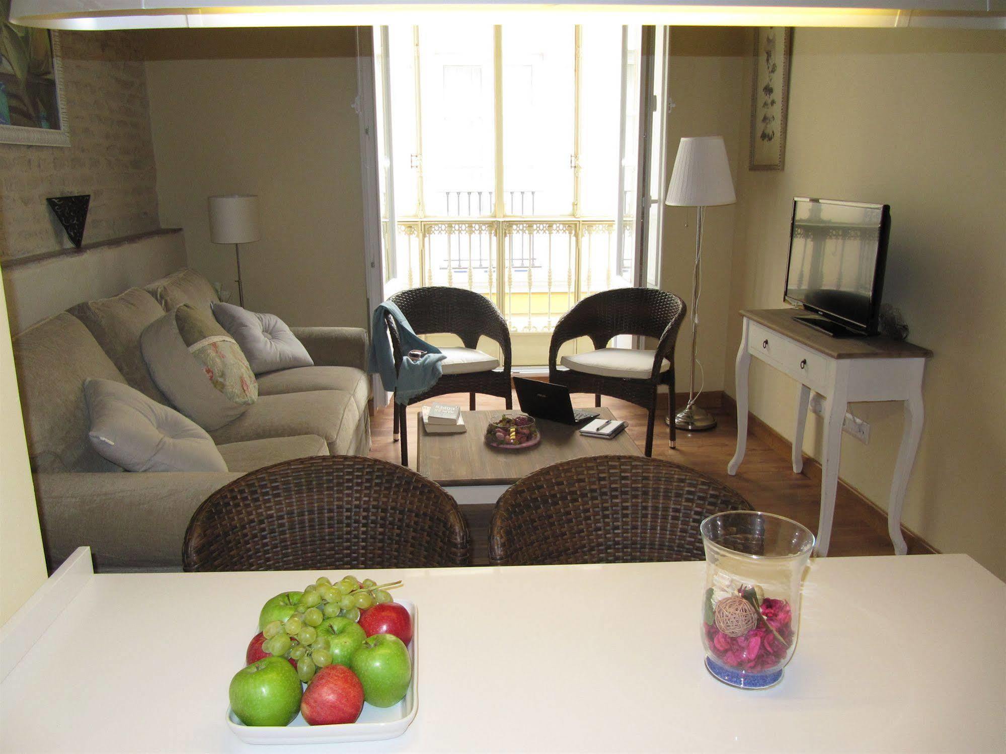 Life Apartments San Vicente Sevilha Exterior foto